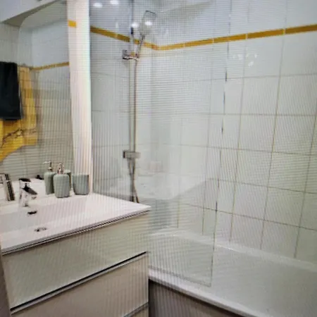 Quiet And Comfortable In Apartment *